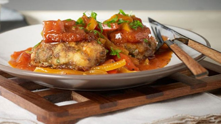 Τα κλασσικά μπιφτέκια «αλλιώς» με πιπεριές και ελιές στο φούρνο